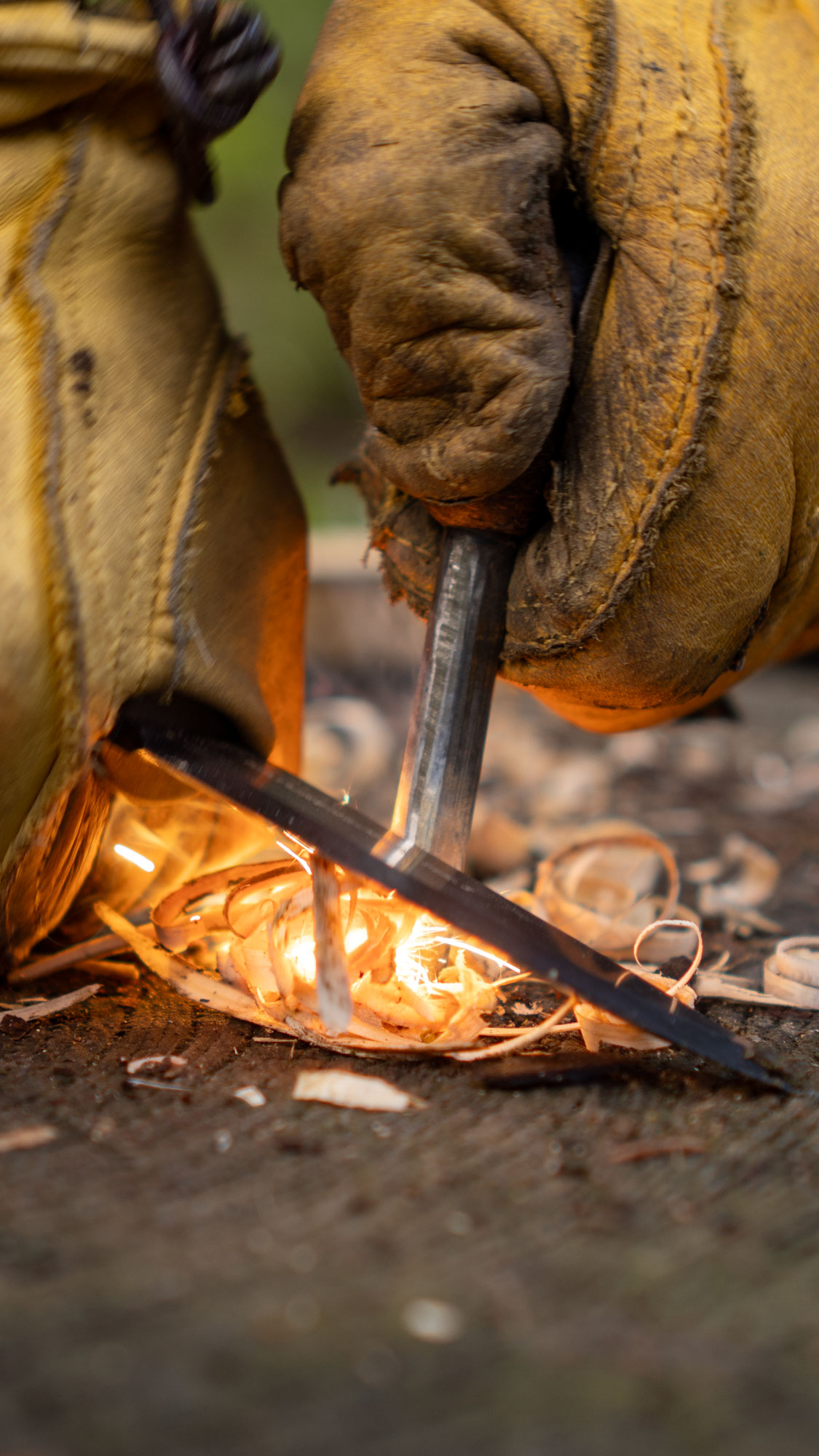 Feuer machen mit Feuerstahl und Messer