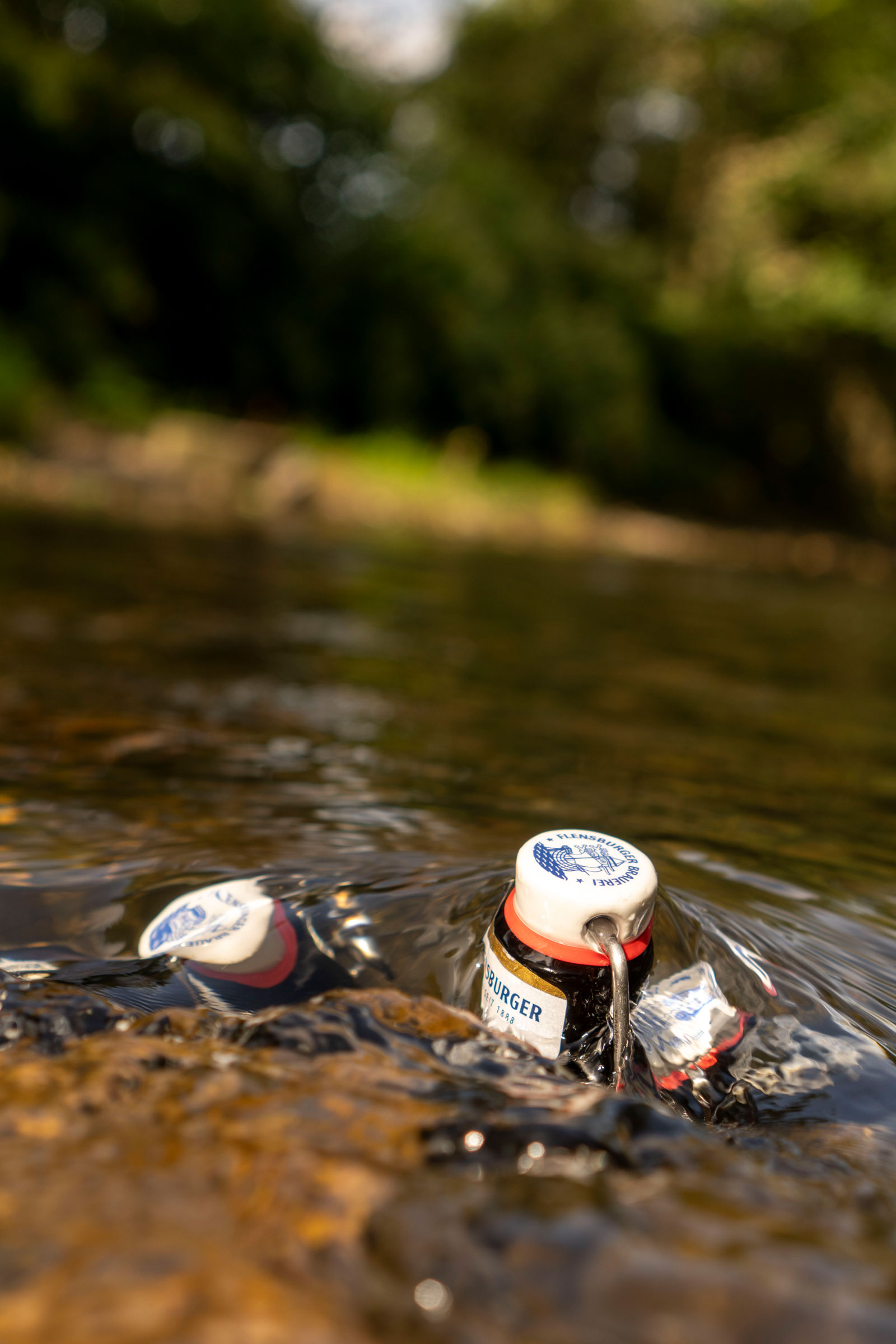 Bier im Fluss zum Kühlen.