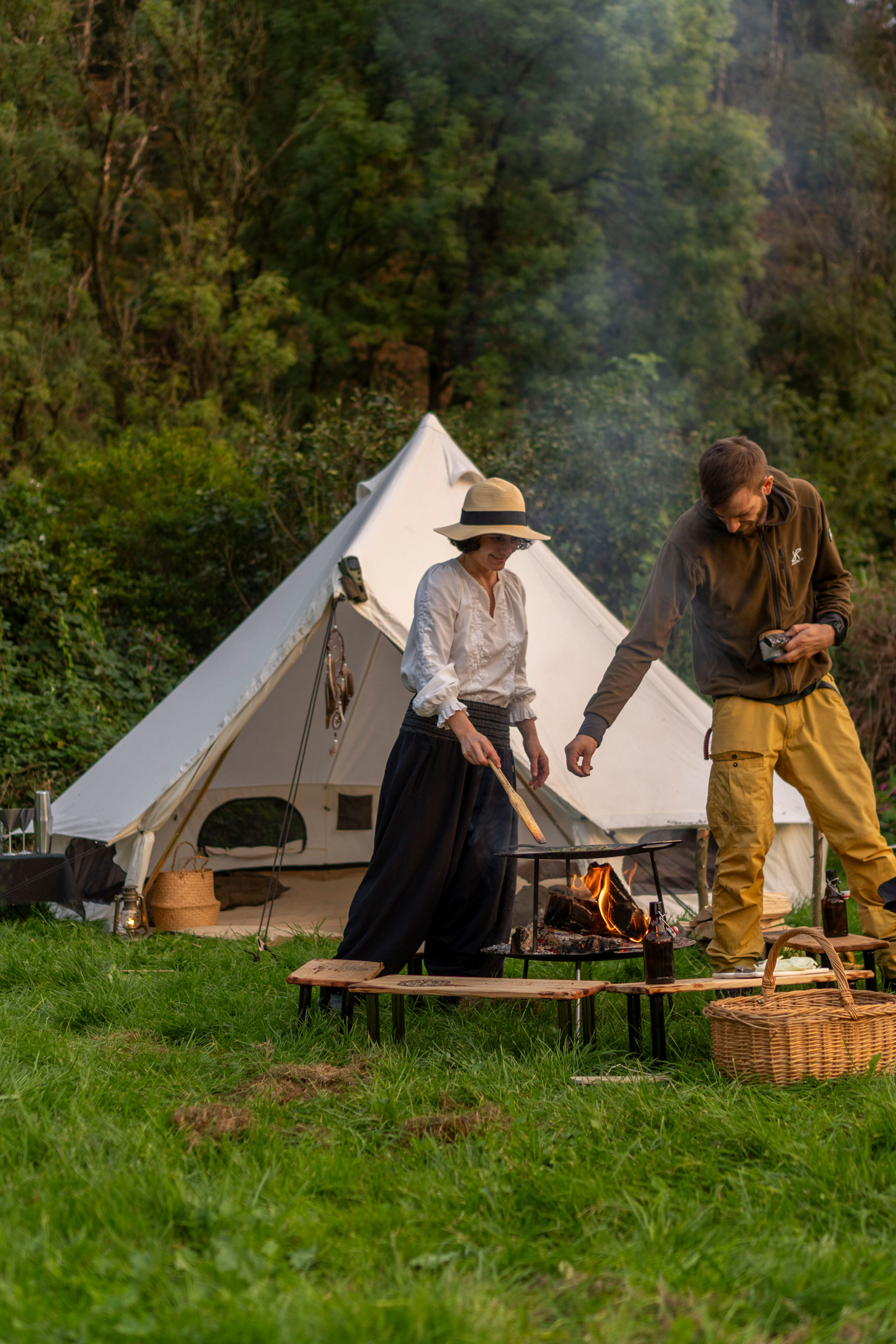 Kochen vor dem Tipi