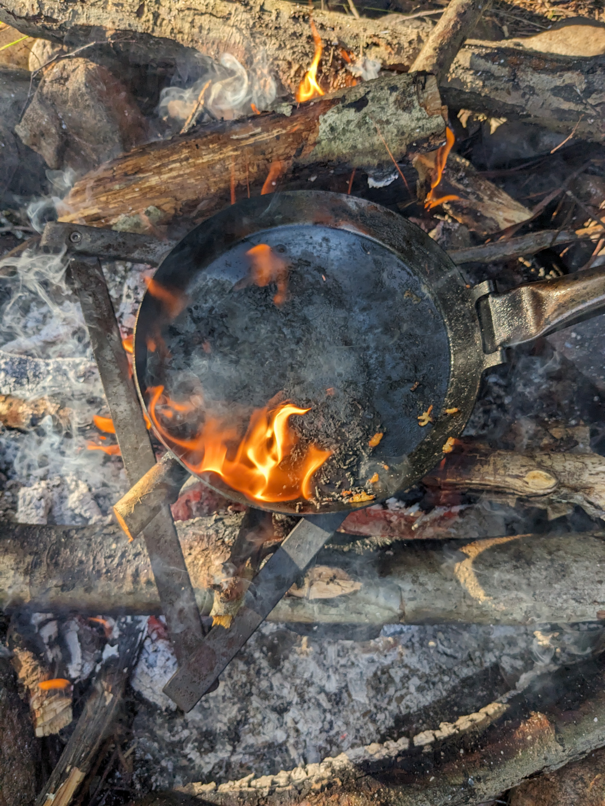 Eisenpfanne über dem Lagerfeuer.